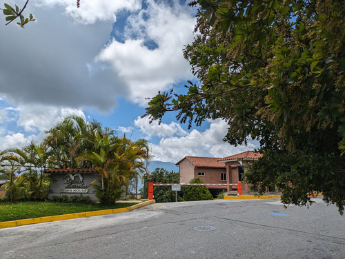 Townhouse Casa En Venta En Loma Linda. Posee Terraza Con Vista