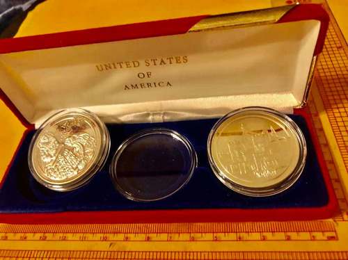 2 Medallas Encapsuladas De Eventos Históricos De Inglaterra (Usado)