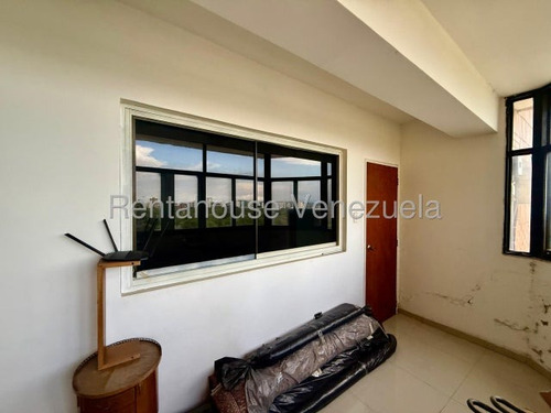 #*25-21102 Oportunidad De Inversión En El Corazón Del Triángulo Del Este: Adquiera Este Estratégico Apartamento Con Un Potencial Ilimitado Para Adaptarlo Completamente A Su Gusto. Adelaida Armeya