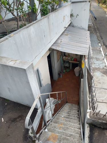 Imagem 3 de 14 de Casa Com 1 Dormitório 1 Banheiro/1 Salão Comercial