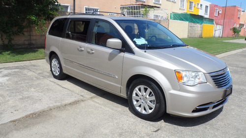 Imagen 6 de 15 de Chrysler Town & Country 3.6 Touring Mt