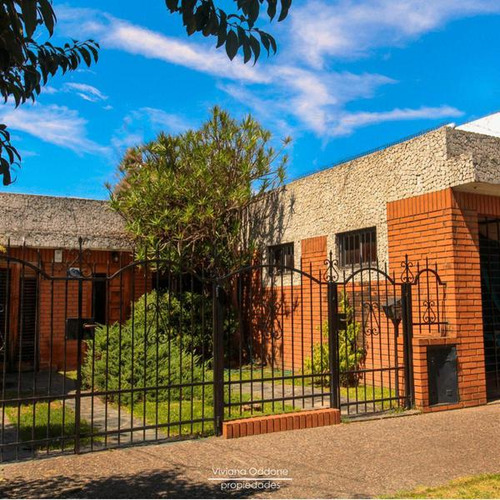 Casa En Venta Ituzaingó 4 Ambientes Y Local Comercial