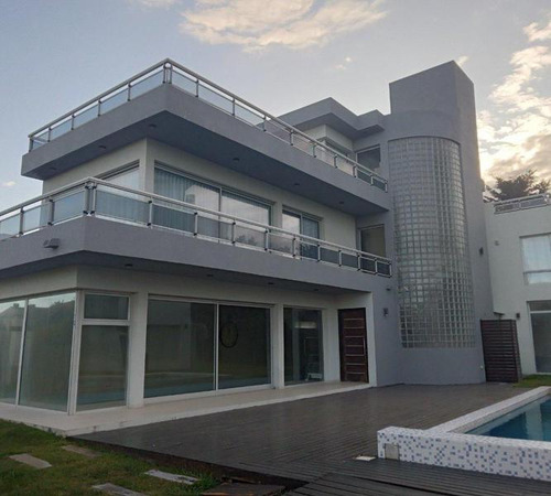 Casa De 4 Ambientes Con Piscina In-out Pinamar