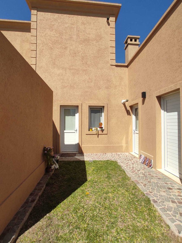 Casa En Venta Con Salida A La Laguna, Estilo Neoclásico. En El Cantón.