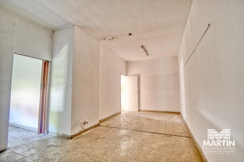 Casa 3 Ambientes Con Cochera Para Mejorar. Zona Comercial.