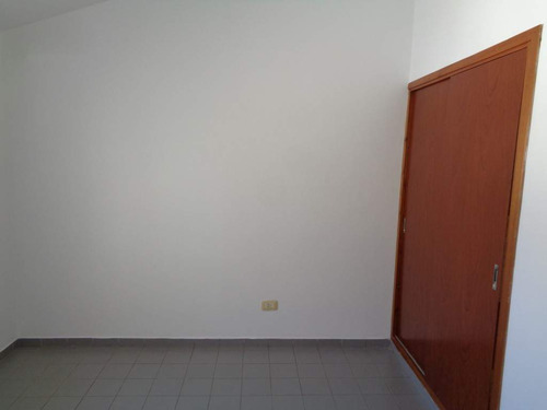 Barrio Alta Córdoba - Casa De 2 Dormitorios, Amplia Y Luminosa Con Cochera Cubierta, Cocina Comedor, 2 Baños Y Patio Con Césped