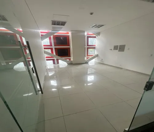 Alquilo Local Comercial En El Edificio De Colores