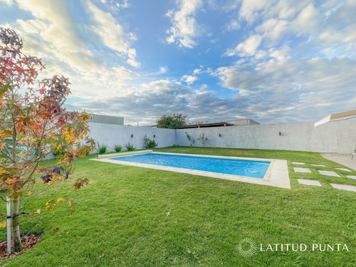 Imagen 9 de 30 de Casa Con Vista A Laguna Del Diario, 3 Dormitorios Más Dependencia Y Piscina