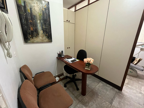 Se Alquila Espacio Para Consultorio U Oficina, 10 Mts Aprox. En Altamira Sur Frente A La Torre Británica.