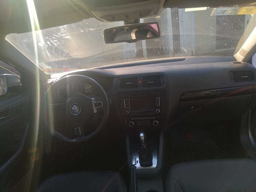 Imagen 5 de 6 de Volkswagen Vento 2.5 Luxury 170cv Tiptronic 2011