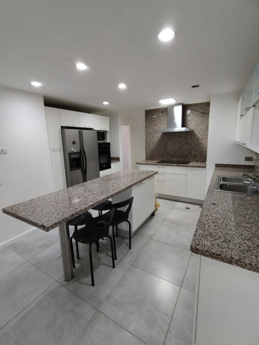 Imagen 8 de 18 de Amplio Apartamento Con Balcón En Alquiler En Las Mercedes 230mts