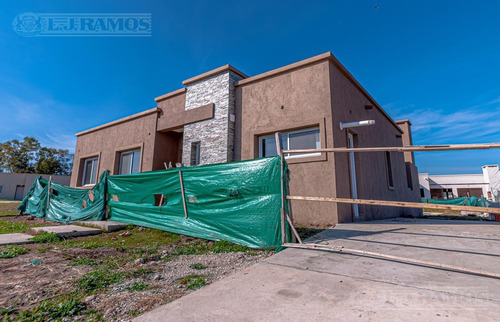 Imagen 3 de 26 de A Estrenar, Moderna Casa En Una Sola Santa Lucía, Pilar Del Este, Pilar.