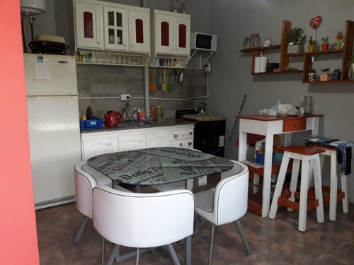 Casa En Block Con Entrada De Autos Y Dos Dptos. Al Cfte.