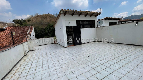 Cómoda Y Acogedora Casa De Múltiples Niveles En Venta Ubicada En La Trinidad 25-17807