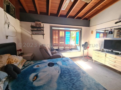 Amplia Y Comoda Casa Con Dos Niveles Y Muy Buena Distribución En Venta En El Cafetal, 25-4856