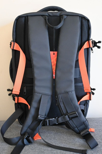 Mochila de viagem Cougar Vanguard, cor preta, design de tecido liso