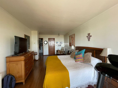 Casa En Venta De 5 Dorm. 4 Baños En Condominio En Las Condes