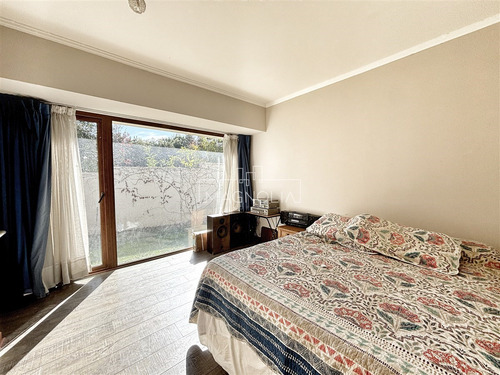 Casa En Venta De 6 Dorm. En Colina