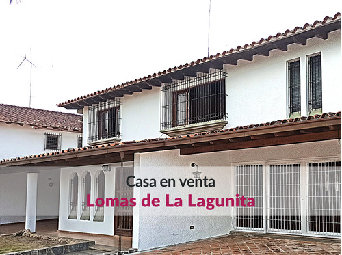 Amplia Casa En Venta  Bordeada De Jardines En Lomas De La Lagunita
