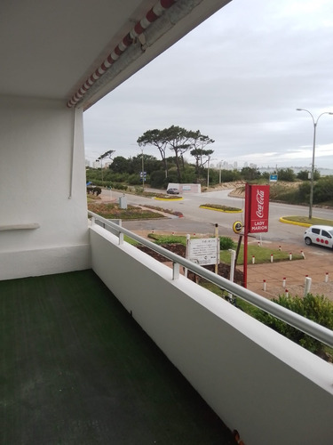 Imagen 14 de 29 de Apartamento En Parada 10 Playa Mansa Frente Al Mar, Super Equipado, Y Las Mejores Comodidades.
