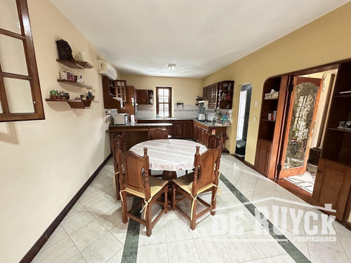 Casa Desarrollada En Una Sola Planta Sobre Amplio Lote
