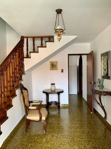 Imagen 3 de 19 de Quinta En Calle Cerrada El Trigal Norte, Acepta Financiamiento. Cód.:449669. 0414-4841043