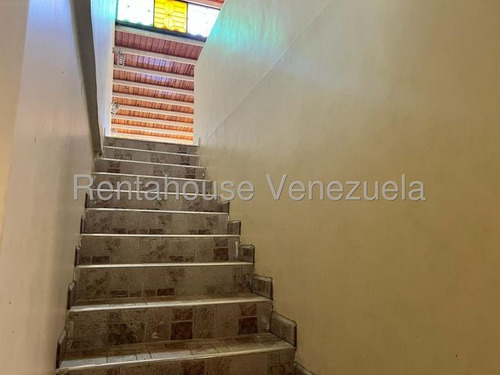 Amplio Y Moderna Casa De 2 Niveles En Venta Cabudare. Urbanizacion Valle Hondo 25-15492 As-f