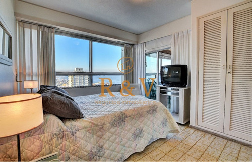 Imagen 9 de 15 de Venta De Apartamento 2 Dormitorios Y Cuarto De Servicio. En Península, Punta Del Este.