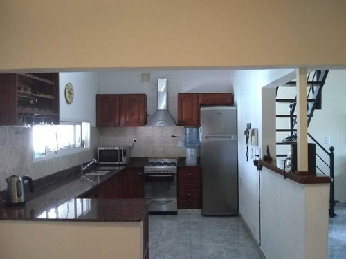 En Venta En El Palomar Zona Barrio Aeronautico A 5 Cuadras De La Estacion Chalet Al Fondo De 6 Ambientes 2 Baños Quincho Pileta F: 8740