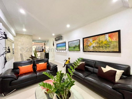 Hermoso Apartamento Remodelado Con Una Hermosa Vista Al Avila, En El Solar Del Hatillo En Venta 23-28971