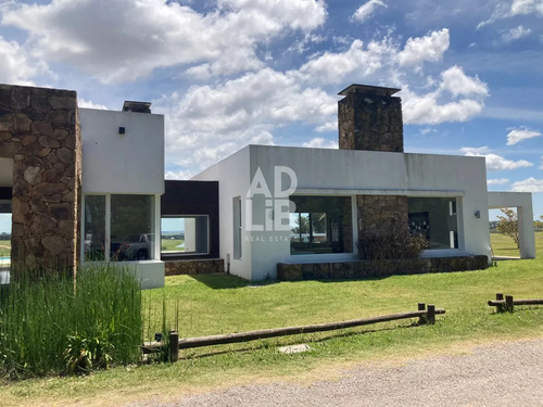 Terreno En Laguna De Los Cisnes, Barrio Privado, En Maldonado.