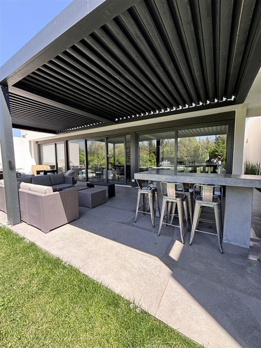Casa En Venta De 4 Dorm. En Lo Barnechea Valle Escondido