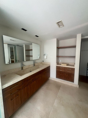 Bosque De Las Lomas, Espacioso Departamento Remodelado De 330m2, Vista Arbolada, Sala-comedor, Bar, Baño De Visitas, Sala De T.v. 3 Amplias Recamaras Con Baño Cada Una, Vestidores, Cocina Equipada, Ár