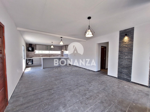 Imagen 2 de 28 de Piriápolis, Los Ángeles. Casa En Venta. 3 Dormitorios, 2 Baños.