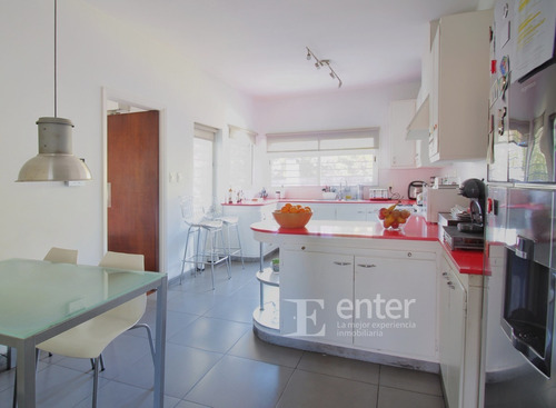 Imagen 10 de 25 de Divina - Gran Casa Con Hermoso Jardín- Zona Residencial De Parque Batlle - 4 Dormitorios / 3 Baños Construidos 224 M2 / Terreno 331 M2. Lugar Para Dos Vehículos.