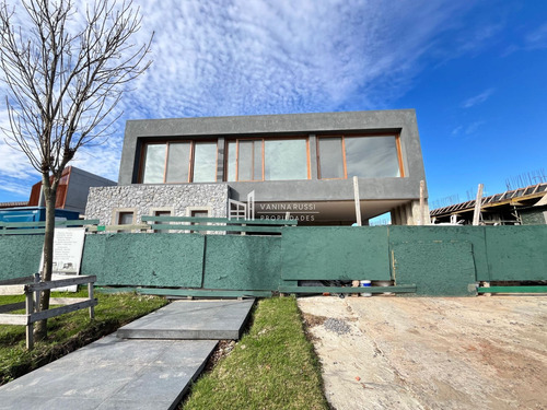 Casa En Venta Al Lago Central En Nordelta Virazón