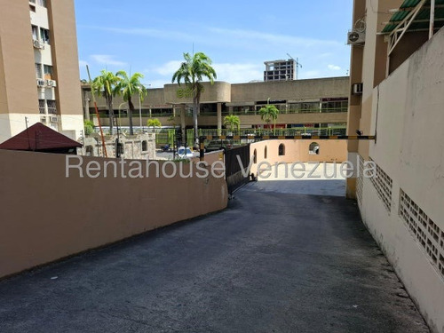 Julio Latouche 25-17262 Amplio Y Cómodo Apartamento En Venta Ubicado En El Corazón De Valencia, Bien Conservado 98 M2 Bien Distribuidos, Amplia Cocina, Closet En Las 3 Habitac
