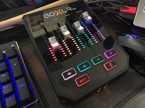 Mixer de streaming de podcast Tc Helicon Goxlr Mini - cor preta