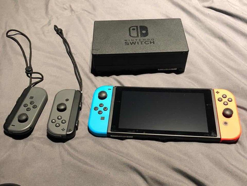 Nintendo Switch 32 Gb + 4 Controles + 4 Juegos. Impecable!!