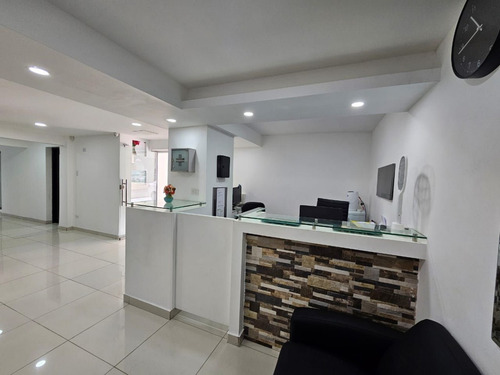 Local Comercial Con 5 Espacios Para Oficina En Naco, Santo Domingo, Con Aire Y Cocina, 1er Nivel