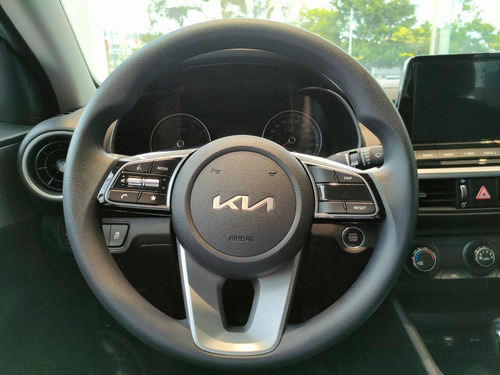 Imagen 10 de 15 de Kia Forte Sedan L Aut