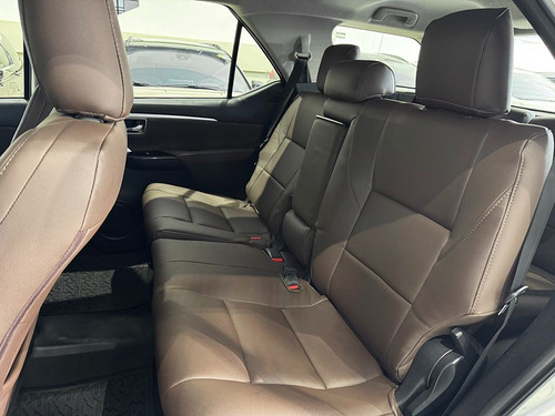 Toyota Hilux SW4 2.7 SR 7 LUGARES 4X2 16V