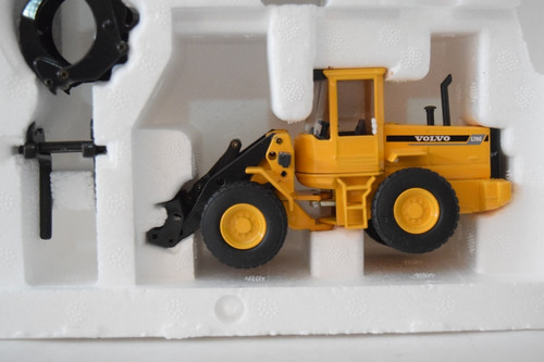 Tractor Volvo L70 C/acces. Amarillo Joal España 1/50 C/caja