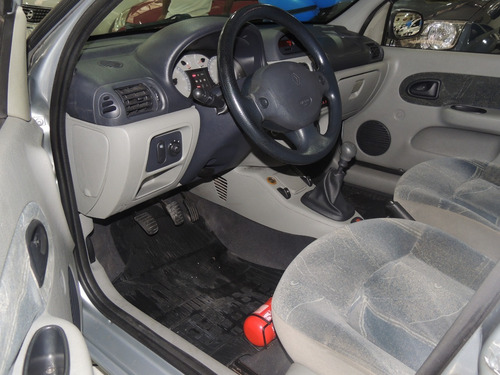 Imagem 4 de 15 de Renault Clio Sedan 2006 1.0 16v Privilège Hi-power 4p