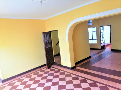 Imagen 10 de 30 de Remato!... Casa Con Dos Dptos, Magdalena Del Mar Área Residencial. Excelente Oportunidad....