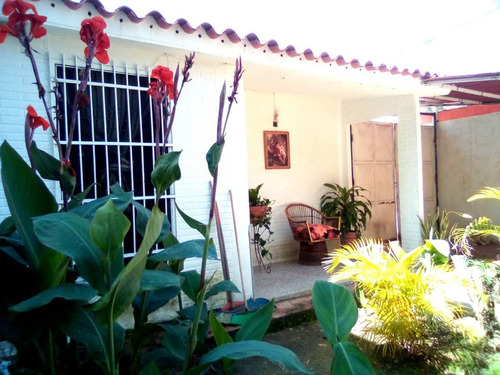 Casa Con Anexo En San Joaquín Urbanización Los Robles. Fv