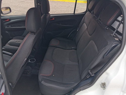 Imagen 11 de 13 de Fiat Uno 2017 1.4 Sporting Mt