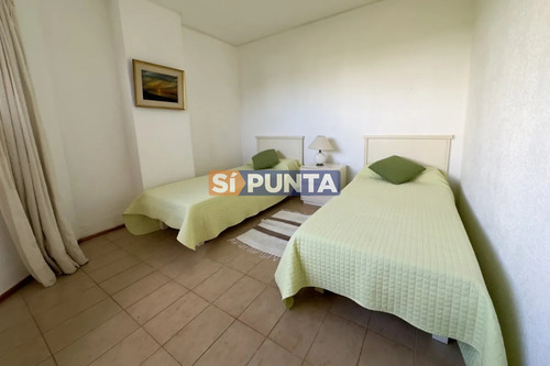 Apartamento En Venta De 4 Dormitorios Playa Brava