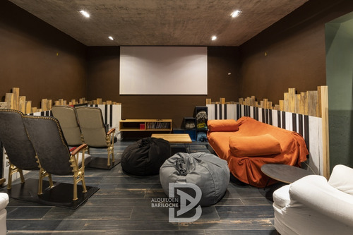 Imagen 27 de 28 de Alquiler Casa En Bariloche. 7 Pax. Vista Al Lago + Cine + Hidromasaje. 202.