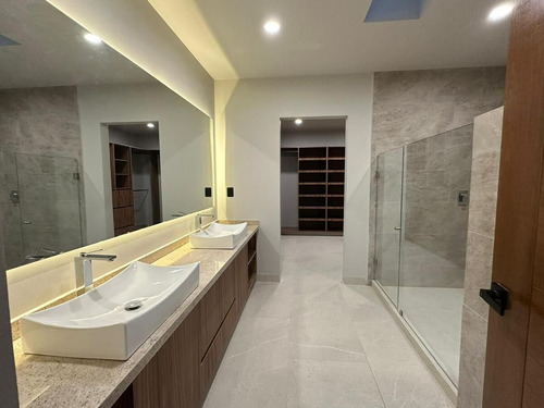 Se Vende Hermosa Residencia Con Diseño De Autor En Lomas De Juriquilla